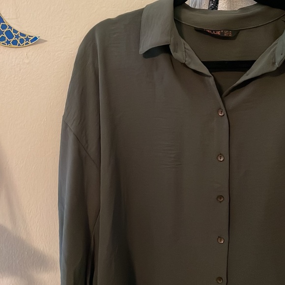 Ivy Green Long Sleeved Button-Up Collared Shirt - Picture 2 of 4